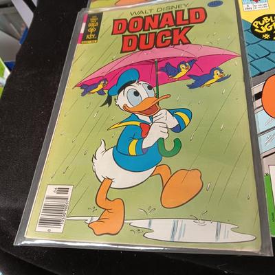 6 DONALD DUCK COMIC BOOKS