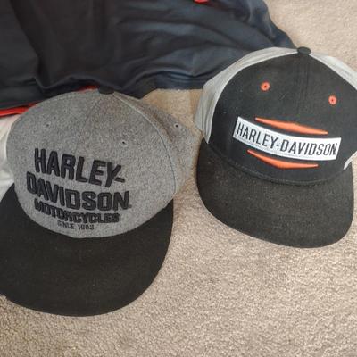HARLEY-DAVIDSON JACKET 100TH ANNIVERSARY, UNDER ARMOR THERMAL, TWO HARLEY BASEBALL CAPS