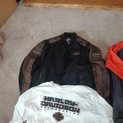 HARLEY-DAVIDSON JACKET 100TH ANNIVERSARY, UNDER ARMOR THERMAL, TWO HARLEY BASEBALL CAPS