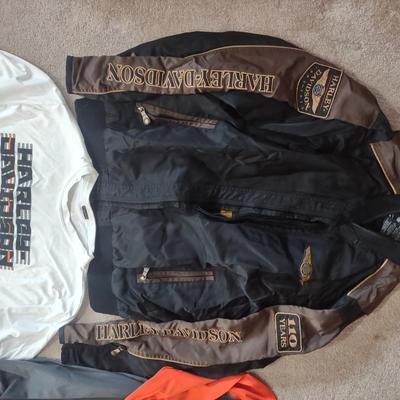 HARLEY-DAVIDSON JACKET 100TH ANNIVERSARY, UNDER ARMOR THERMAL, TWO HARLEY BASEBALL CAPS