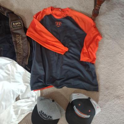 HARLEY-DAVIDSON JACKET 100TH ANNIVERSARY, UNDER ARMOR THERMAL, TWO HARLEY BASEBALL CAPS