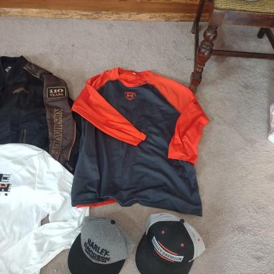HARLEY-DAVIDSON JACKET 100TH ANNIVERSARY, UNDER ARMOR THERMAL, TWO HARLEY BASEBALL CAPS