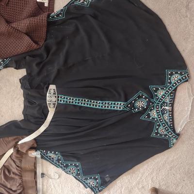 WOMENS SIZE M SKIRT, DRESS TOP (M) SWEATER (M) AZTEC DESIGN BELT, MAKEUP BAG SUNGLASSES