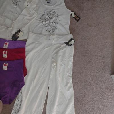 SIZE M WOMENS WHITE SWEAT SUIT OUTFIT, BRAND NEW UNDERWEAR