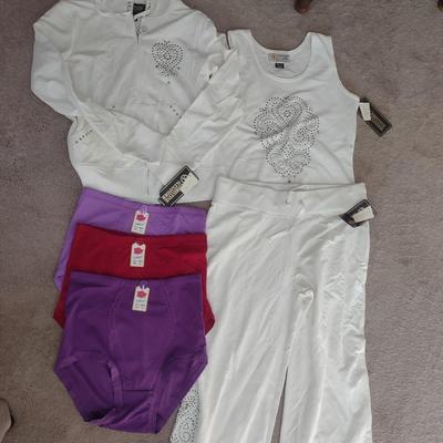 SIZE M WOMENS WHITE SWEAT SUIT OUTFIT, BRAND NEW UNDERWEAR