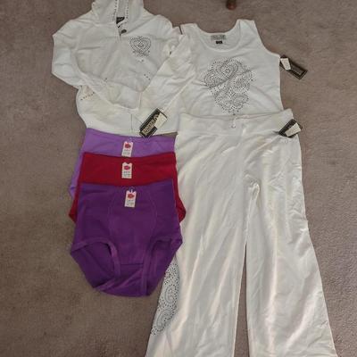 SIZE M WOMENS WHITE SWEAT SUIT OUTFIT, BRAND NEW UNDERWEAR