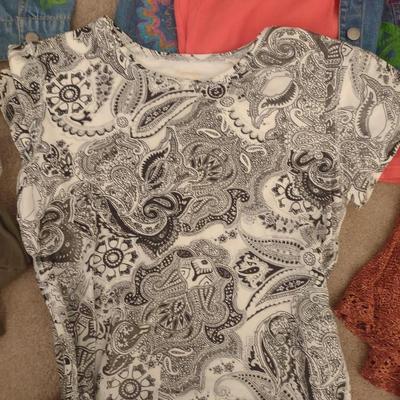 WOMENS TOPS SIZE (L- XL), NEW SOCKS