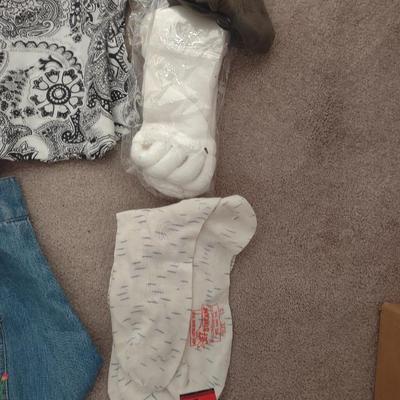 WOMENS TOPS SIZE (L- XL), NEW SOCKS
