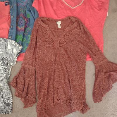 WOMENS TOPS SIZE (L- XL), NEW SOCKS