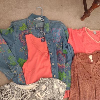 WOMENS TOPS SIZE (L- XL), NEW SOCKS