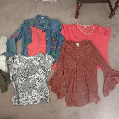 WOMENS TOPS SIZE (L- XL), NEW SOCKS
