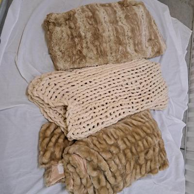 Faux Fur & Cozy Throws (1050-SD)