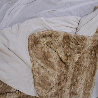 Faux Fur & Cozy Throws (1050-SD)
