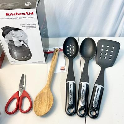 Lot S 420 NIB KitchenAid 2 Speed Hand Blender, NIB KitchenAid 2 Speed Food Chopper &more