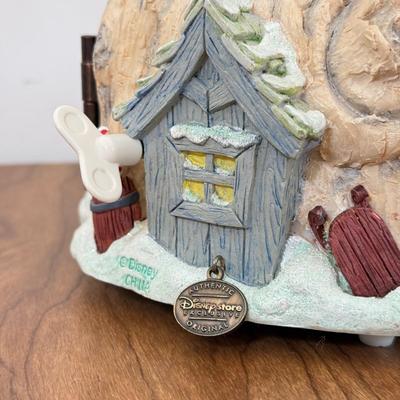 LOT 32B: Disney Winnie the Pooh Theme Song Opening Snowglobe