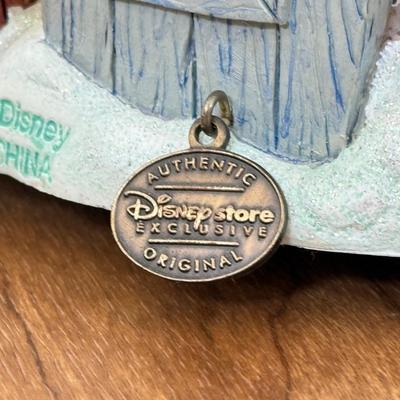 LOT 32B: Disney Winnie the Pooh Theme Song Opening Snowglobe