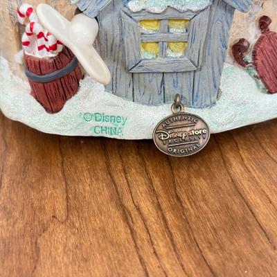 LOT 32B: Disney Winnie the Pooh Theme Song Opening Snowglobe