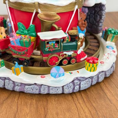 LOT 33B: Disney "Deck the Halls" Mickey Mouse Snowglobe