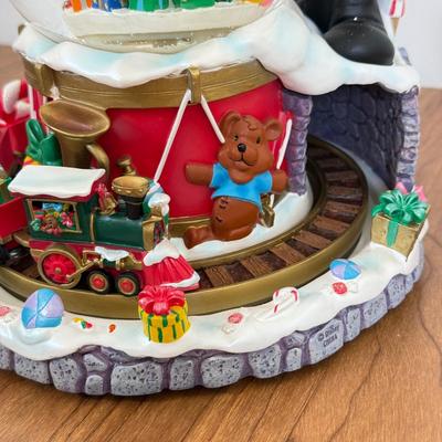 LOT 33B: Disney "Deck the Halls" Mickey Mouse Snowglobe