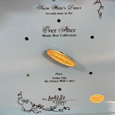 LOT 69B: Disney Sankyo Snow White's Dance Ever After Music Box A04280 - "Some Day My Prince Will Come"