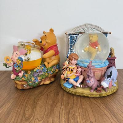 LOT 70B: Disney Winnie the Pooh Honeypot Musical Water Globe & Window Character Snowglobe