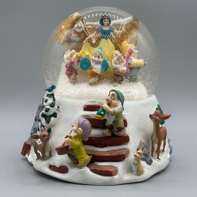 LOT 102B: Mr Christmas Disney Snow White & The Seven Dwarfs Snow Globe