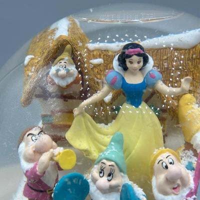 LOT 102B: Mr Christmas Disney Snow White & The Seven Dwarfs Snow Globe