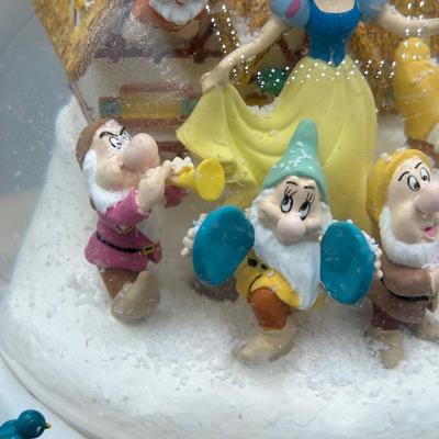 LOT 102B: Mr Christmas Disney Snow White & The Seven Dwarfs Snow Globe