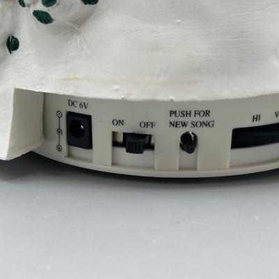 LOT 102B: Mr Christmas Disney Snow White & The Seven Dwarfs Snow Globe