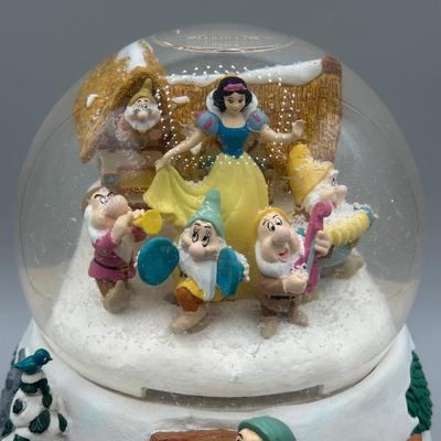 LOT 102B: Mr Christmas Disney Snow White & The Seven Dwarfs Snow Globe