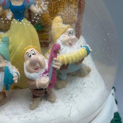 LOT 102B: Mr Christmas Disney Snow White & The Seven Dwarfs Snow Globe