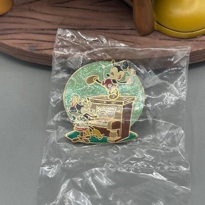 LOT 120B: Vintage Disney Minnie’s Yoo Hoo Musical Snow Globe