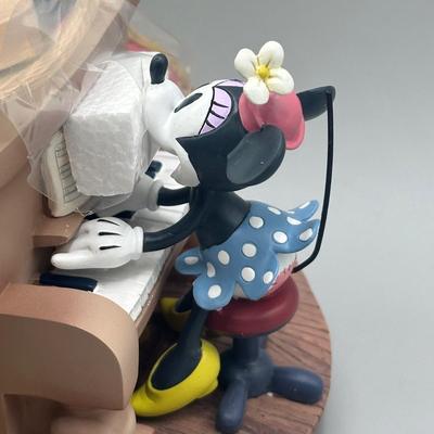 LOT 120B: Vintage Disney Minnie’s Yoo Hoo Musical Snow Globe