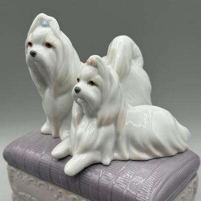 LOT 134B: LIadro Looking Pretty Porcelain Figurine