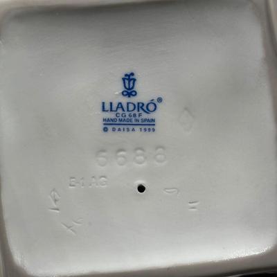 LOT 134B: LIadro Looking Pretty Porcelain Figurine