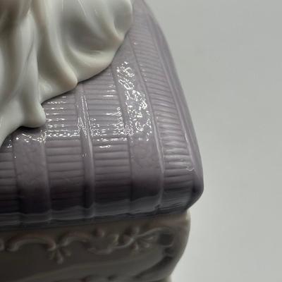LOT 134B: LIadro Looking Pretty Porcelain Figurine