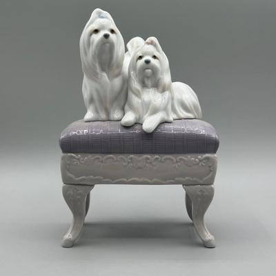 LOT 134B: LIadro Looking Pretty Porcelain Figurine