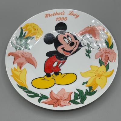 LOT 152B: Decorative Disney Plate Collection