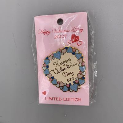 LOT 212 B: Disney Mickey And Minnie Valentines Day Frame Collection & 2003 Limited Edition Valentine Pin