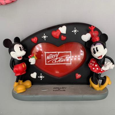 LOT 212 B: Disney Mickey And Minnie Valentines Day Frame Collection & 2003 Limited Edition Valentine Pin