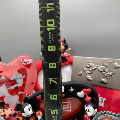 LOT 212 B: Disney Mickey And Minnie Valentines Day Frame Collection & 2003 Limited Edition Valentine Pin