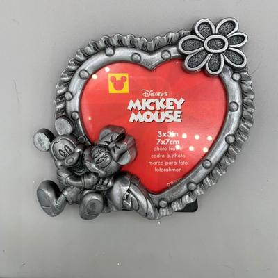 LOT 212 B: Disney Mickey And Minnie Valentines Day Frame Collection & 2003 Limited Edition Valentine Pin