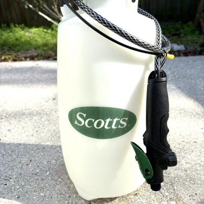 Set of 2 Sprayers - Scotts and Roundup