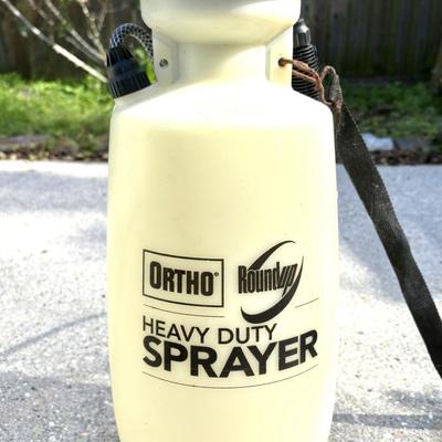 Set of 2 Sprayers - Scotts and Roundup