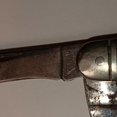 3 POCKET KNIVES AND A LAPEL PIN