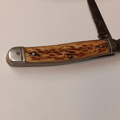 3 POCKET KNIVES AND A LAPEL PIN