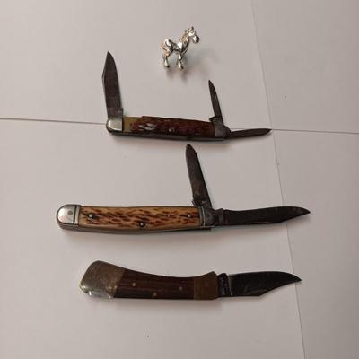 3 POCKET KNIVES AND A LAPEL PIN