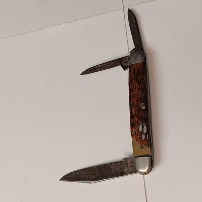 3 POCKET KNIVES AND A LAPEL PIN