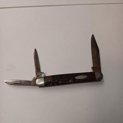 3 POCKET KNIVES AND A LAPEL PIN