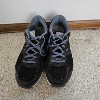 Two pair Women's size 9 Nike shoes